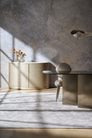 Silla de comedor tapizada en beige | Caracole Apollo | Oroa.es